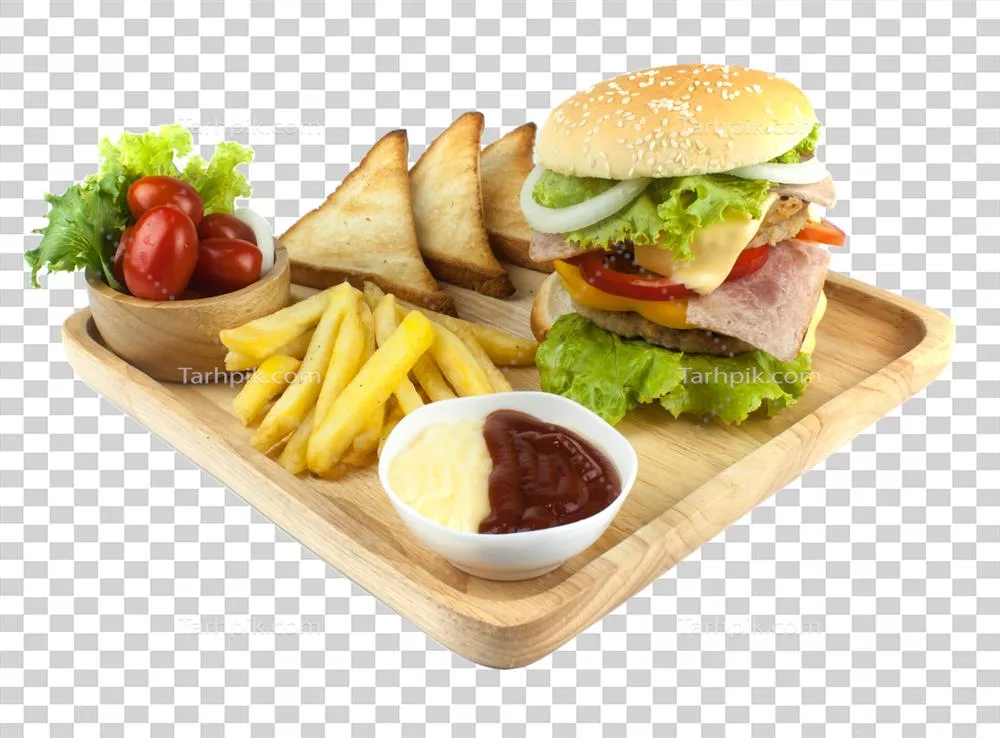 عکس دوربری همبرگر خانگی گوشت خوک همراه با بیکن کبابی و سبزیجات در ظرف چوبی