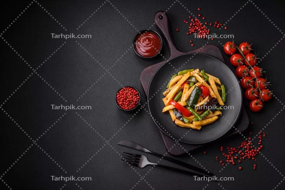 عکس سیب‌زمینی سرخ‌کرده خوشمزه با فلفل دلمه‌ای، مارچوبه و لوبیا