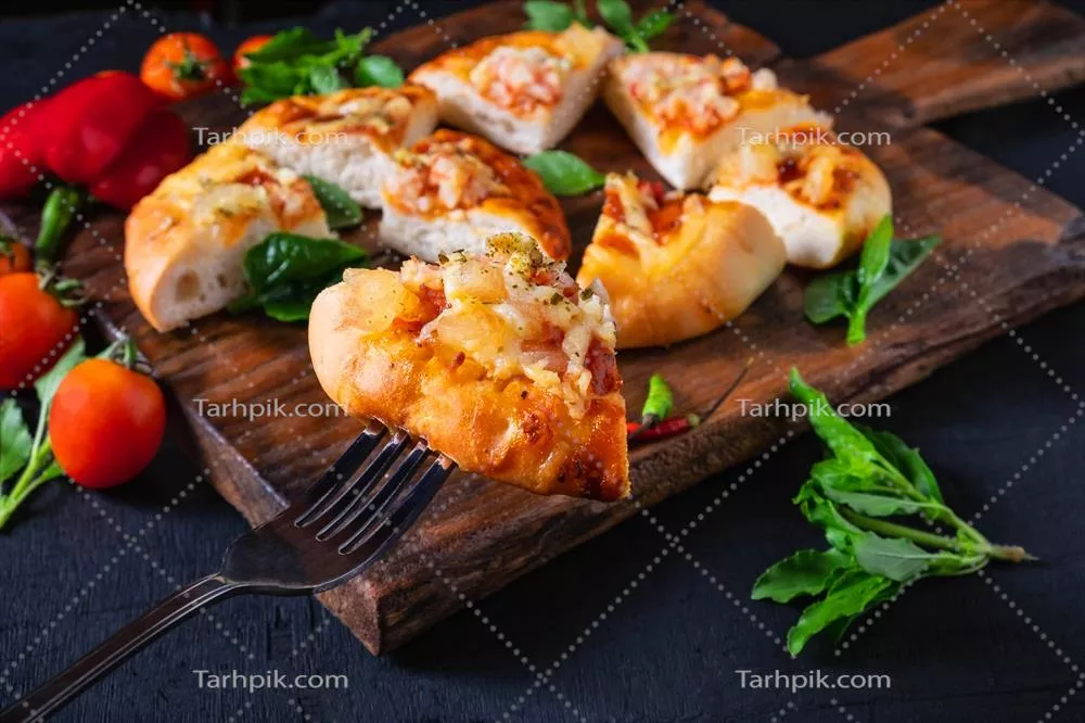 عکس پیتزای داغ بر روی سینی چوبی با طعم‌های مختلف و دلپذیر