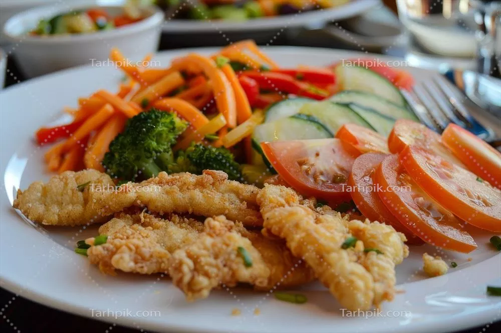 عکس سالاد سبزیجات تازه با تکههای مرغ سوخاری و نان خوشمزه