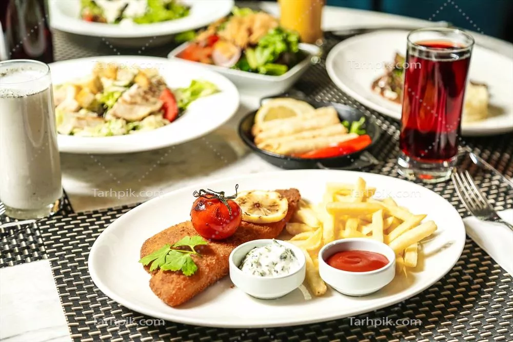 عکس میز پر از غذاها و نوشیدنی های متنوع برای مهمانی و جشن ها