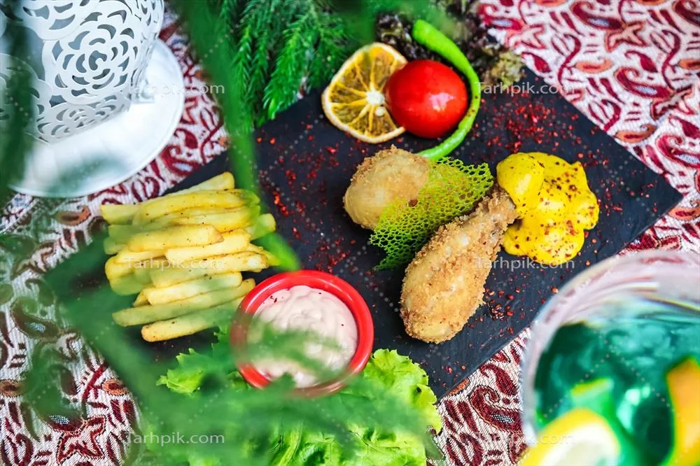 عکس چیدمان متنوع غذاها بر روی میز برای مهمانی و پذیرایی