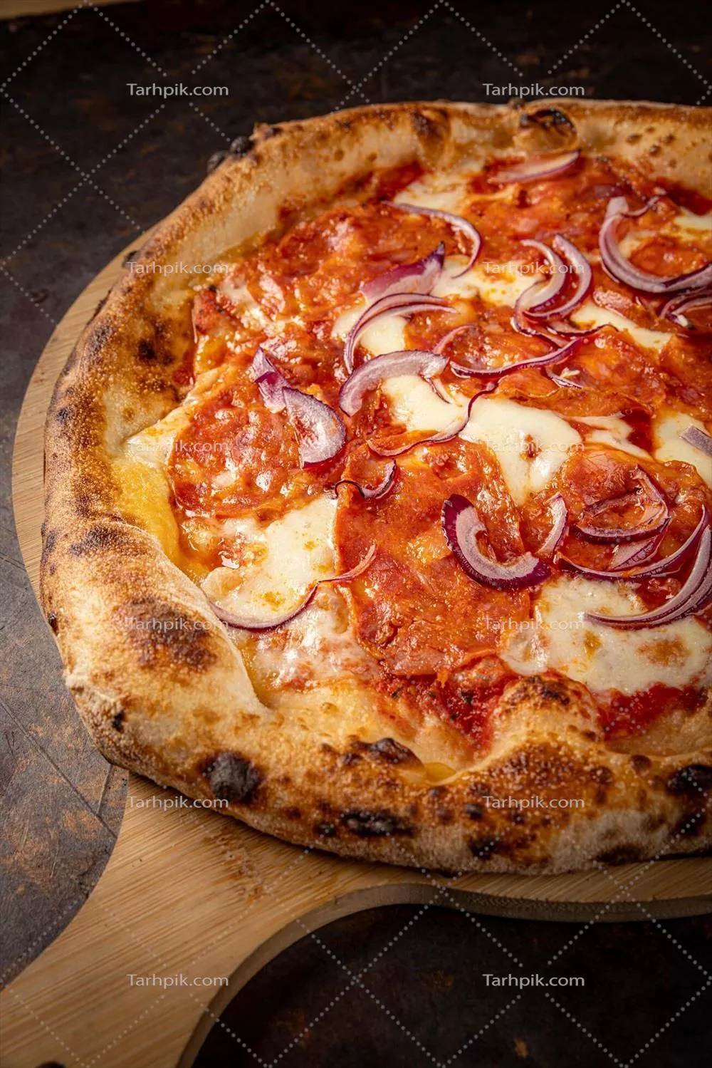 عکس پیتزای خوشمزه با فلفل دلمه‌ای و رودی خوشمزه