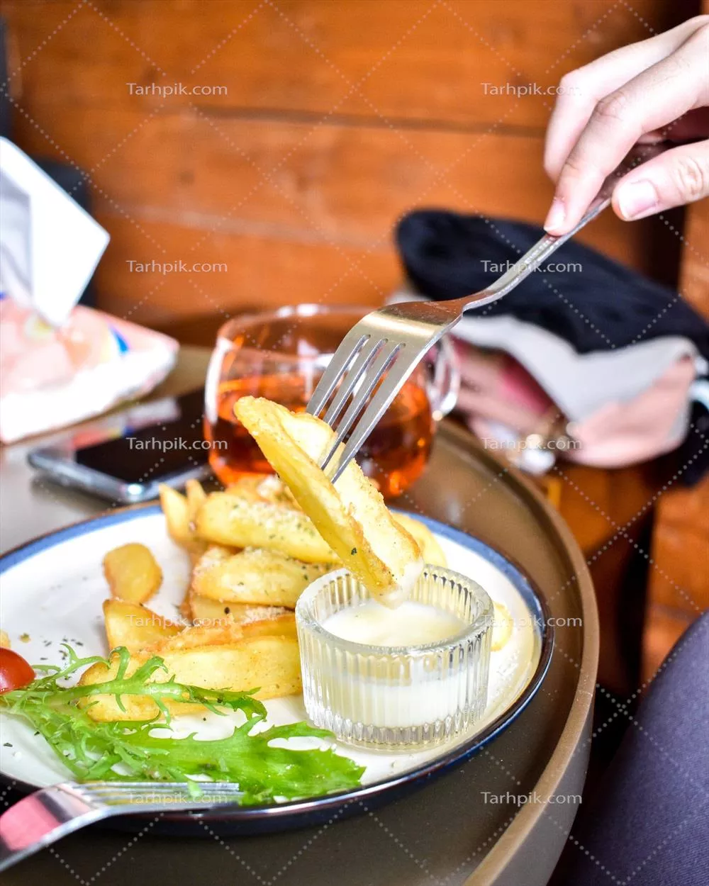 عکس سیب‌زمینی سرخ‌کرده: یک میان‌وعده دلپذیر همراه با چای در کافه