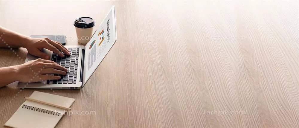 عکس مرد تجاری در حال استفاده از لپ تاپ برای برقراری ارتباط در محیط کار و برنامهریزی ایدهها با سرمایهگذاران