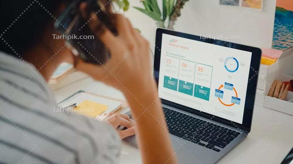 عکس زنی جوان و حرفه‌ای در آسیا که درباره کار و مالیات با همکارانش صحبت می‌کند