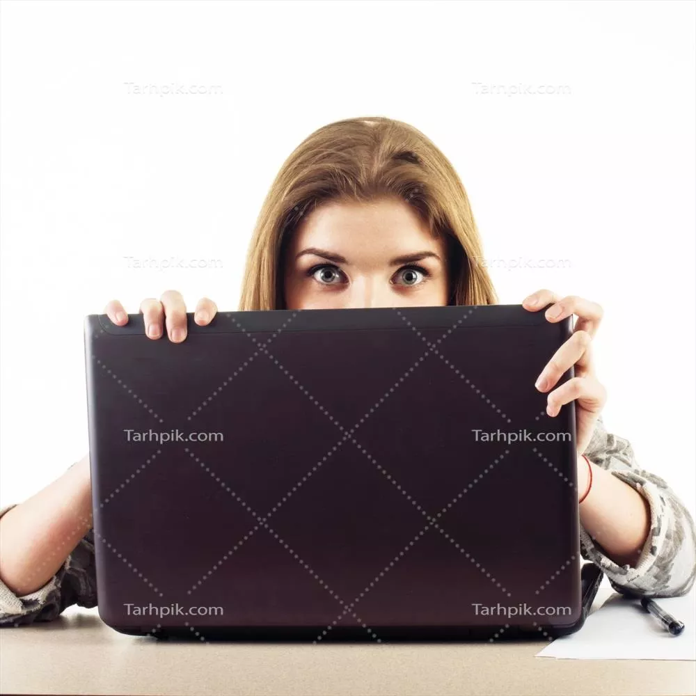 عکس زنی موفق در دنیای کسب و کار با دفترچه یادداشت در دستانش