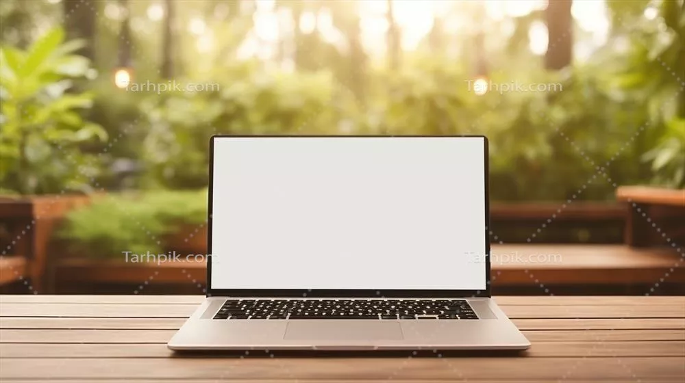عکس پس‌زمینه طبیعی با لپ‌تاپ و صفحه خالی برای خلاقیت و کار