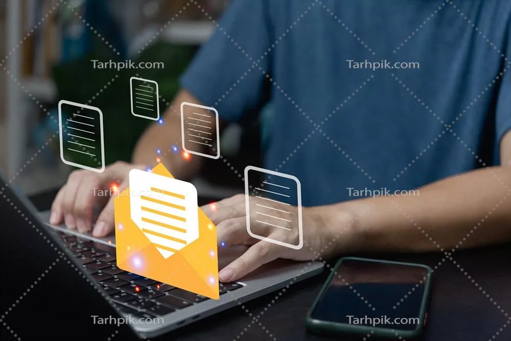 عکس مدیریت کسب و کار با استفاده از لپ‌تاپ و بررسی ایمیل در دنیای دیجیتال