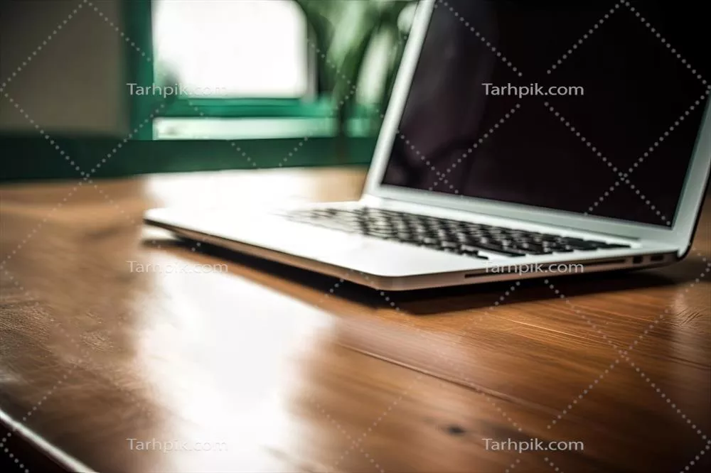 عکس تصویر نزدیک از لپتاپ پرتابل بر روی میز چوبی قهوهای در اتاقی درخشان و مدرن با محوریت تکنولوژی اینترنت و کار آنلاین یا کسب و کار خانگی