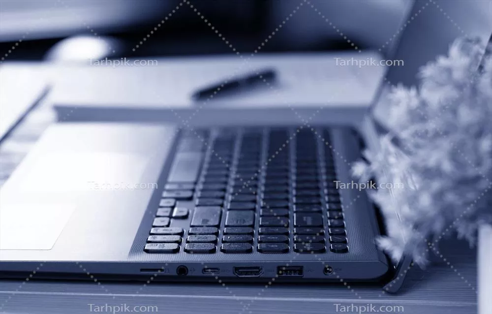 عکس کامپیوتر لپتاپ با مدارک روی میز: یک فضای کار ایدهآل برای بهرهوری