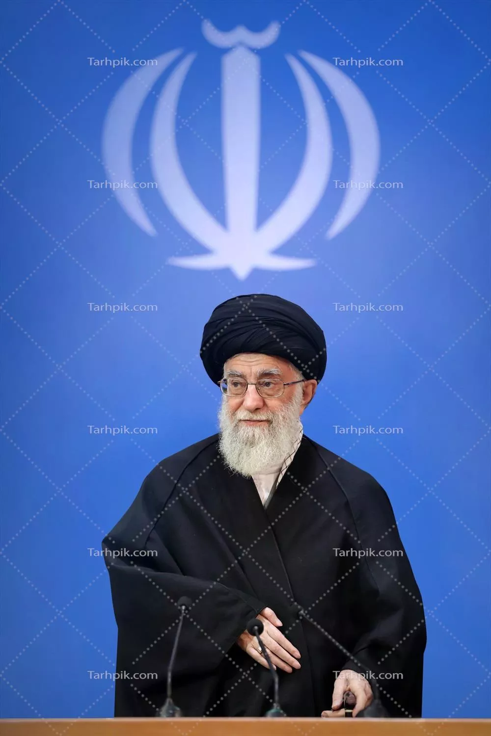 عکس رهبر شهید انقلاب با پس زمینه نشان جمهوری اسلامی ایران