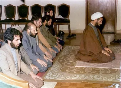 عکس شهید محمد جواد باهنر در حال امامت نماز