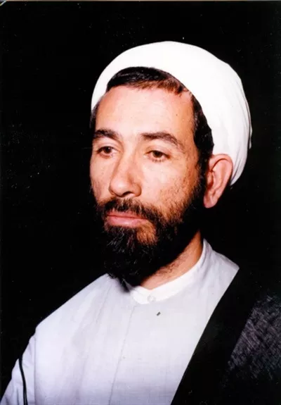 عکس شهید باهنر در پس زمینه مشکی