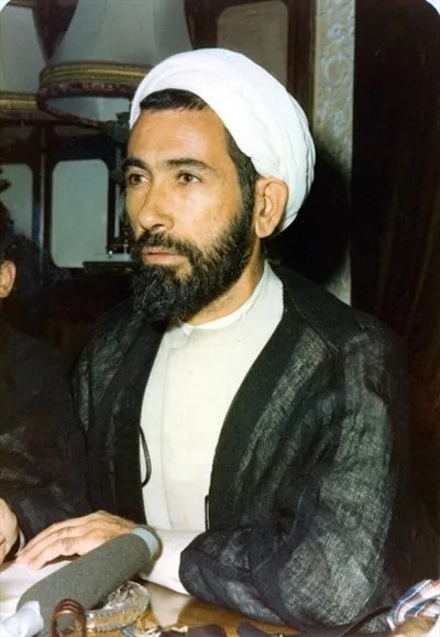 عکس شهید باهنر با لباس مشکی