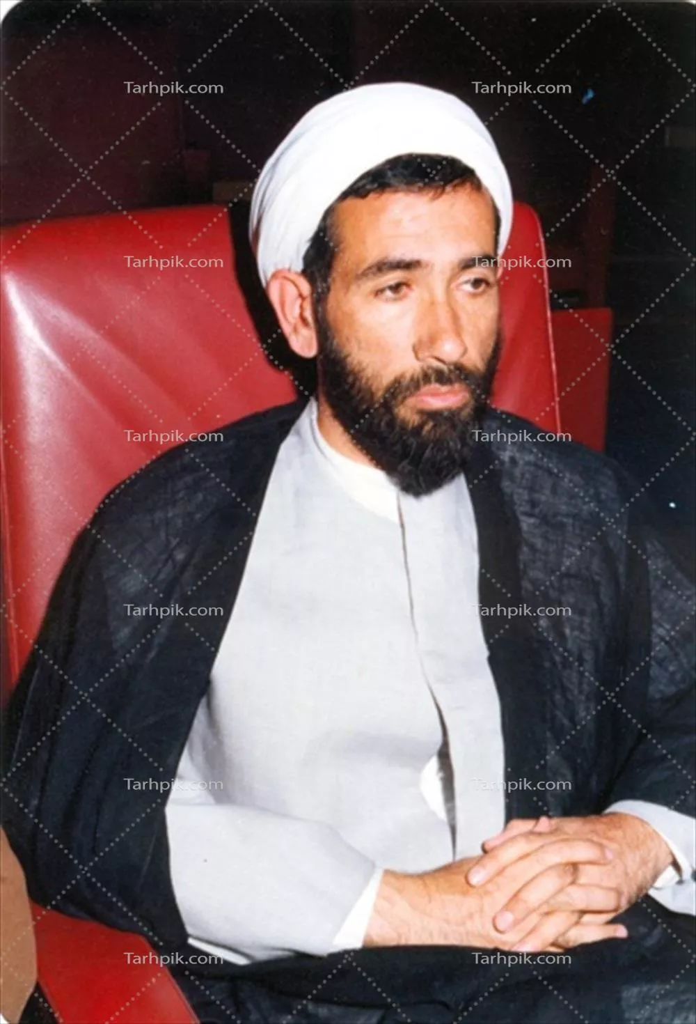 عکس شهید محمد جواد باهنر نشسته روی صندلی