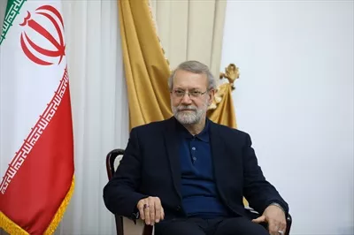 عکس با کیفیت دکتر علی لاریجانی با پرچم ایران