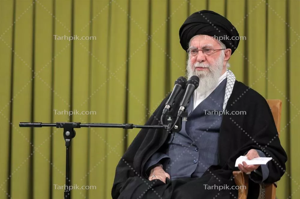 عکس آیت الله سید علی خامنه ای نشسته بر صندلی