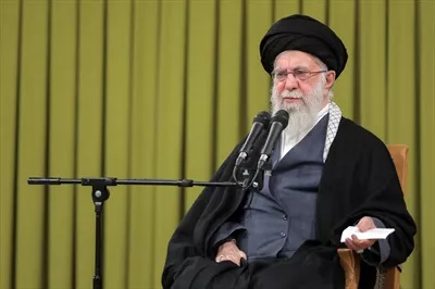 عکس آیت الله سید علی خامنه ای نشسته بر صندلی