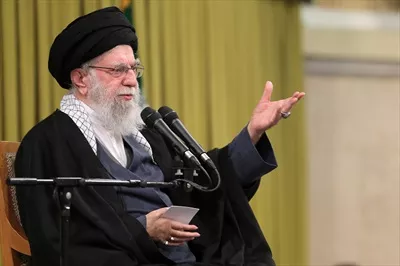 عکس آیت الله خامنه ای در حال سخنرانی