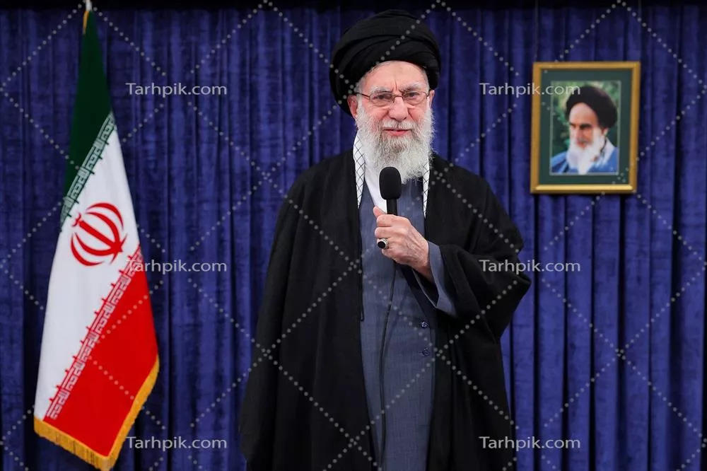 عکس آیت الله خامنه ای ایستاده کنار پرچم