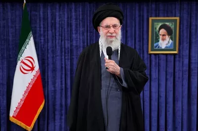 عکس آیت الله خامنه ای ایستاده کنار پرچم
