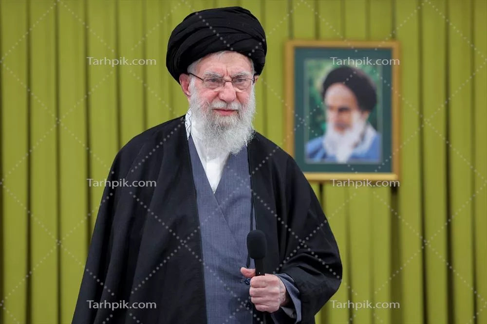 عکس آیت الله خامنه ای ایستاده با میکروفن در دست