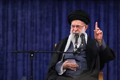 عکس رهبر ایران سید علی خامنه ای با انگشت اشاره