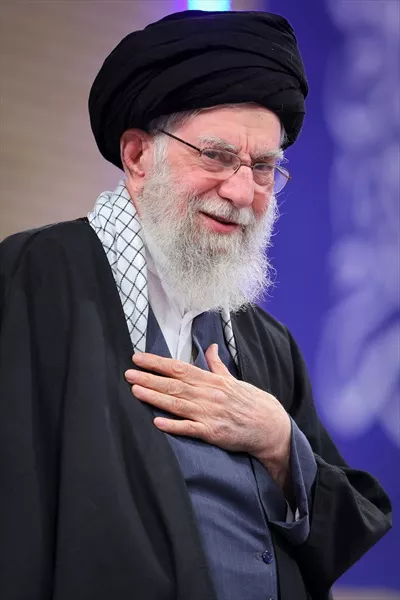 عکس سید علی خامنه ای دست به سینه