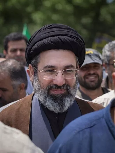 عکس سید مجتبی خامنه ای رهبر ایران میان مردم