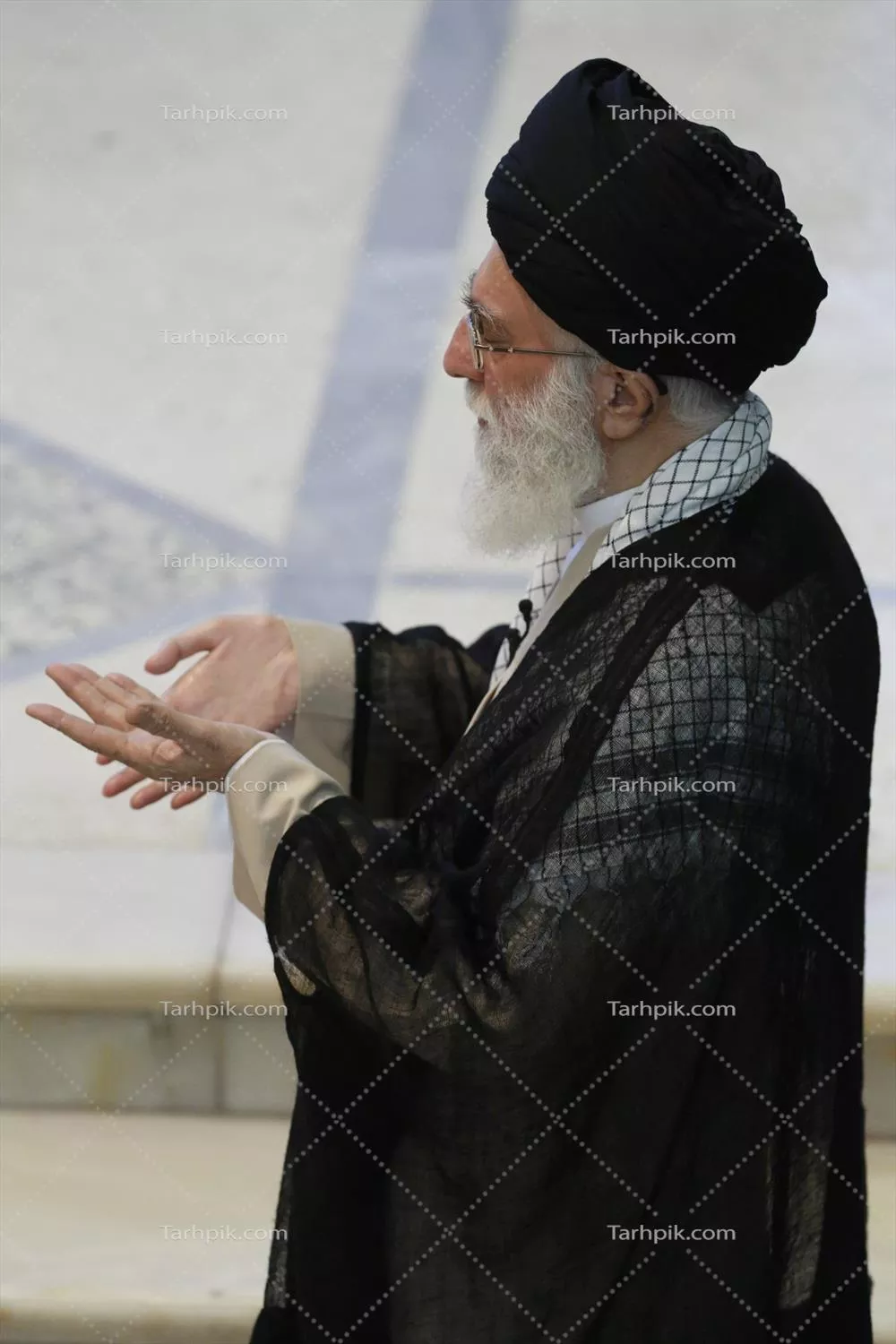 عکس آیت الله خامنه ای در حال دعا کردن