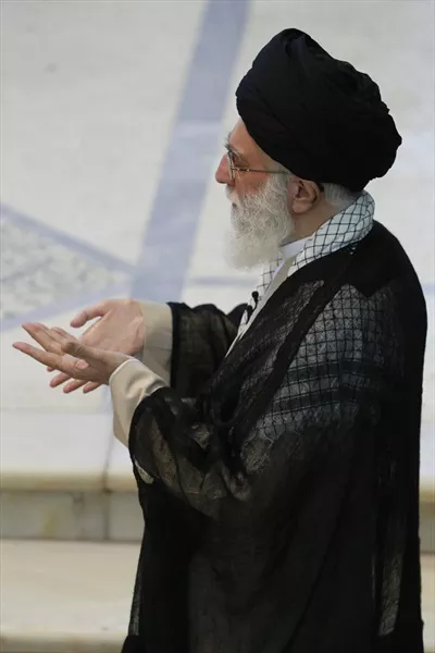 عکس آیت الله خامنه ای در حال دعا کردن
