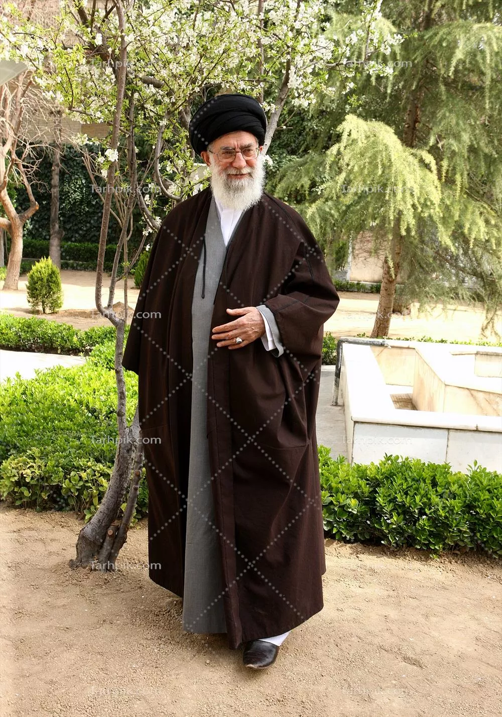 عکس قدی ایستاده سید علی خامنه ای رهبر شهید