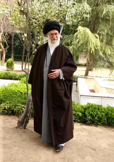 عکس قدی ایستاده سید علی خامنه ای رهبر شهید