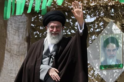 عکس آیت الله خامنه ای در حال سلام کردن