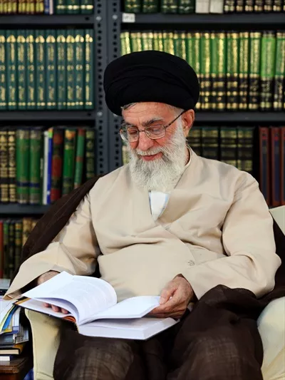 عکس با کیفیت مقام معظم رهبری شهید سید علی خامنه ای نشسته روی صندلی