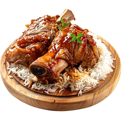 عکس دوربری خوراک پای خوک پخته شده روی برنج بر روی تخته چوبی با پس زمینه شفاف