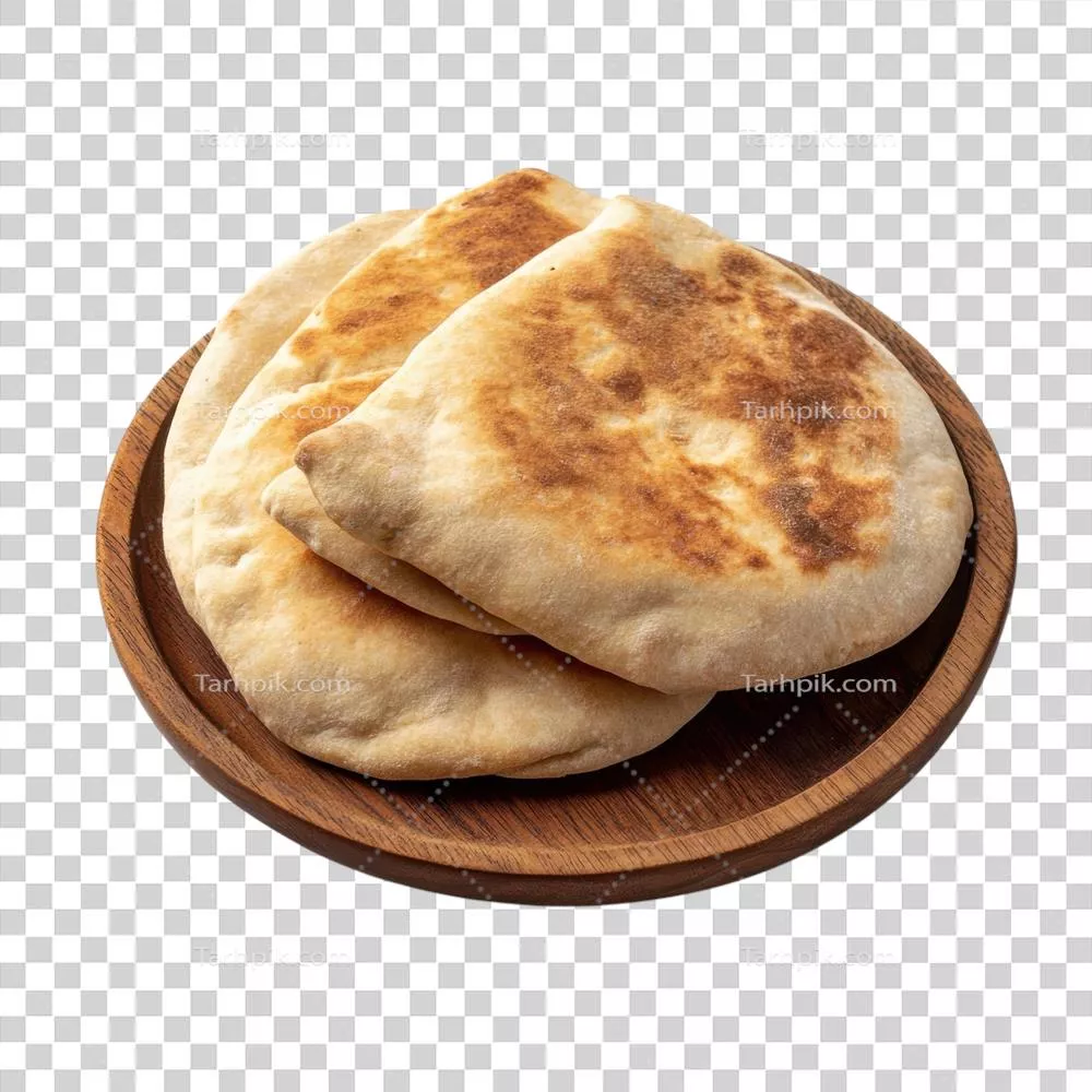 عکس دوربری نان پیتا خوشمزه بر روی صفحه چوبی در پس زمینه شفاف