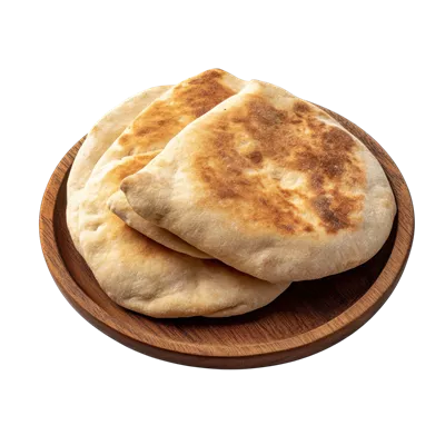 عکس دوربری نان پیتا خوشمزه بر روی صفحه چوبی در پس زمینه شفاف