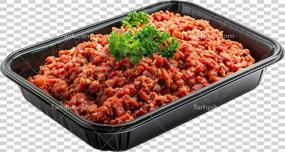 عکس دوربری گوشت چرخ کرده خوشمزه با سس گوجه فرنگی و سبزیجات تازه در ظرف