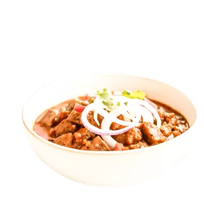 عکس دوربری خورش گوشت خوشمزه با پیاز قرمز و گارنیش گشنیز در کاسه