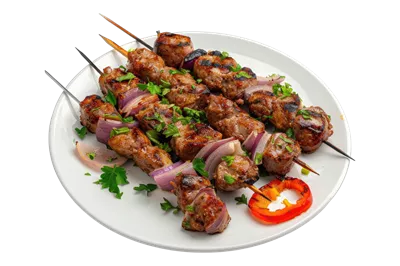 عکس دوربری کباب کبابی روی بشقاب سفید مجزا بر روی پس‌زمینه شفاف