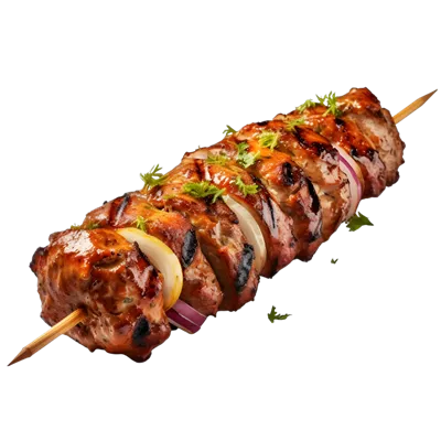 عکس دوربری سیخ کباب گوشت خوک با پیاز و جعفری بر روی پسزمینه شفاف
