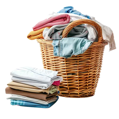 عکس دوربری سبد لباس حصیری پر از لباسهای تمیز در کنار تودهای از لباسهای تازه شسته و تا کرده
