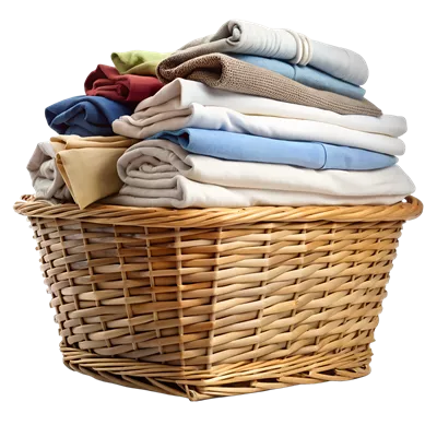 عکس دوربری لباسهای تازه تا شده در سبد بافتنی، جداشده و شفاف نمایان است