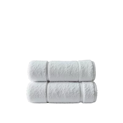 عکس دوربری دو حوله حمام سفید لوکس و لوله شده با احساس تم cleanliness و راحتی