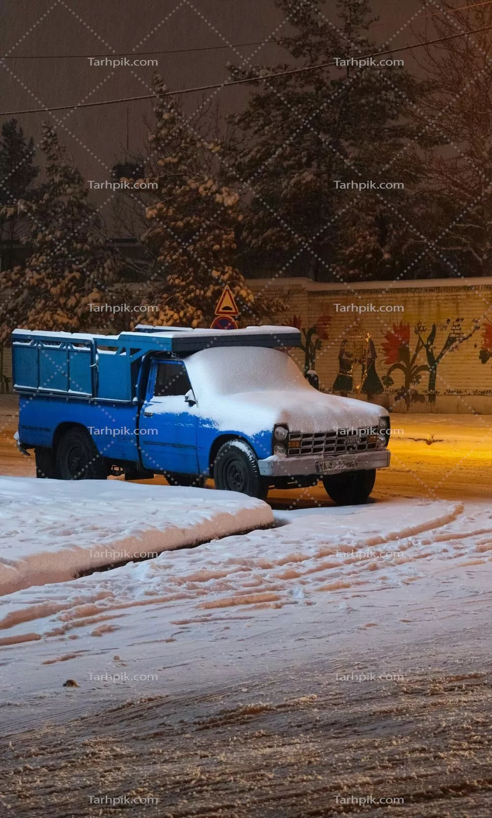 عکس نیسان وانت آبی پوشیده از برف
