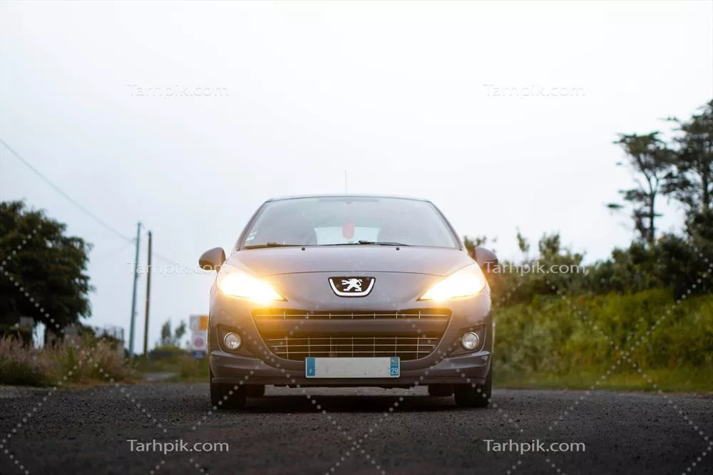 عکس پژو 207 با چراغ روشن
