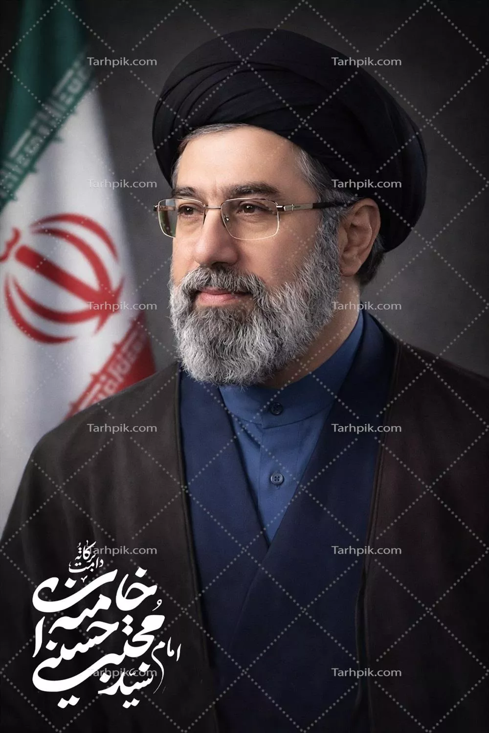 عکس سید مجتبی خامنه ای با پرچم ایران در زمینه
