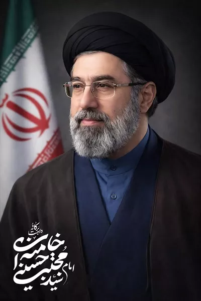 عکس سید مجتبی خامنه ای با پرچم ایران در زمینه